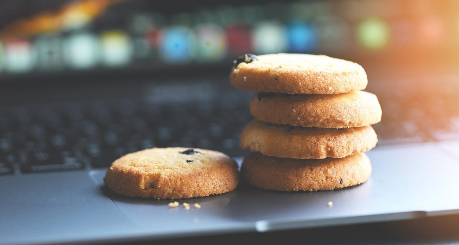 Galletas sobre teclado de ordenador