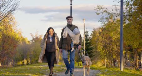 Un hombre ciego paseando con su perro y su familia