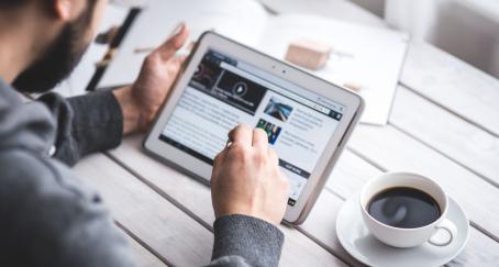 Hombre leyendo noticias en una tablet