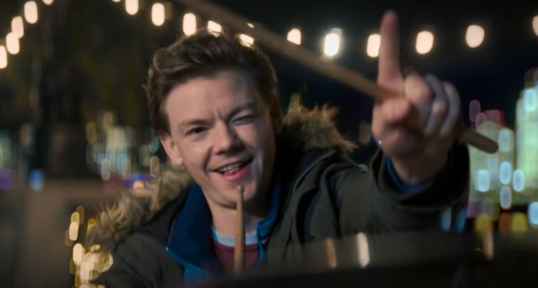 El actor Thomas Brodie-Sangster tocando la batería