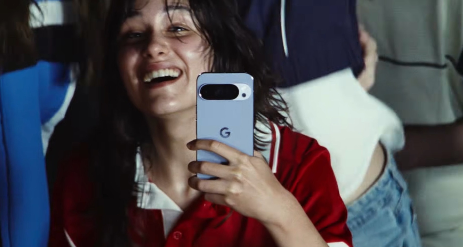 Aficionada al fútbol sujeta un smartphone de Google
