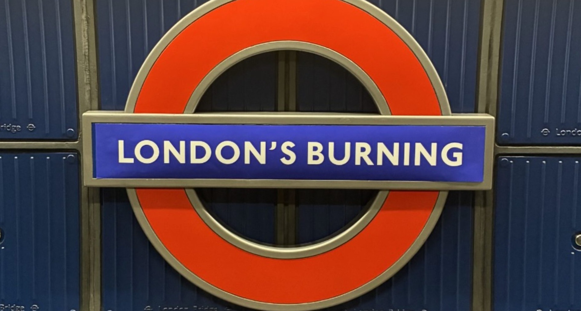 Estación de Londres con el cartel cambiado