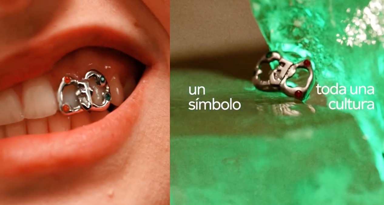 Una imagen de los grillz en los dientes de una chica y sobre unos bloques de hielo verdes