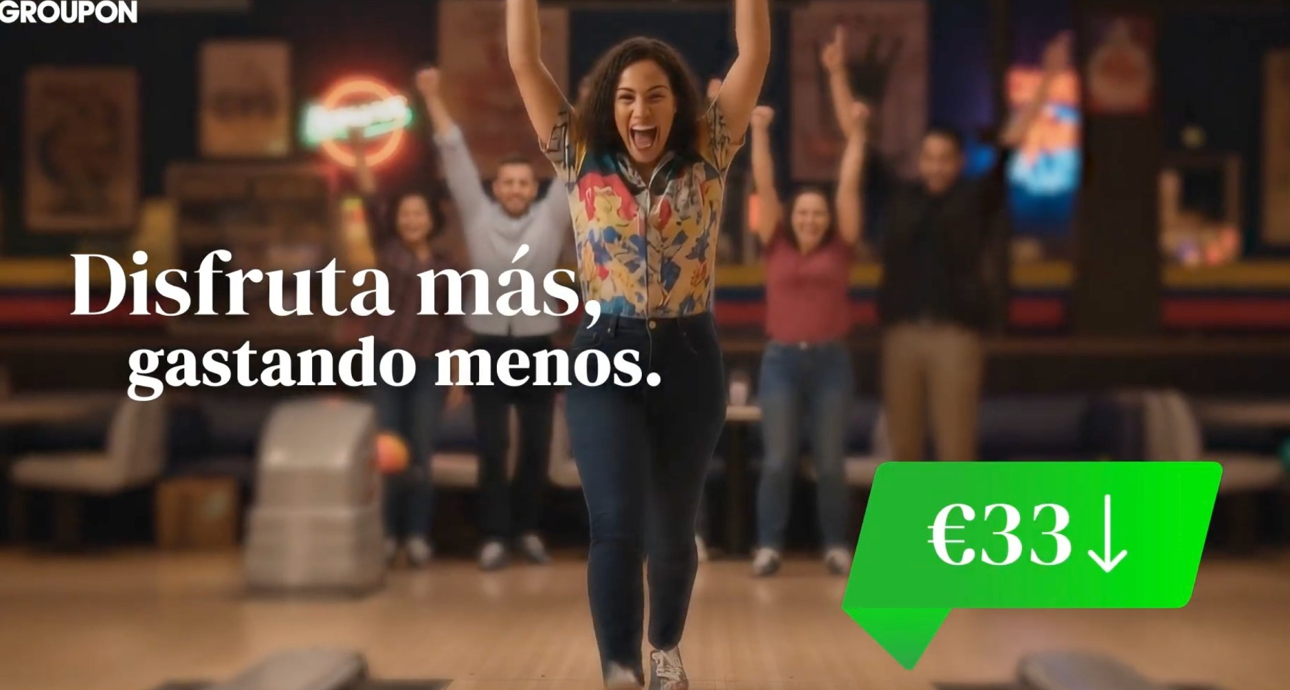 Una chica celebrando mientras juega a los bolos