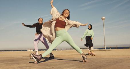 Tres mujeres sobre patines lucen las prendas de H&M Move