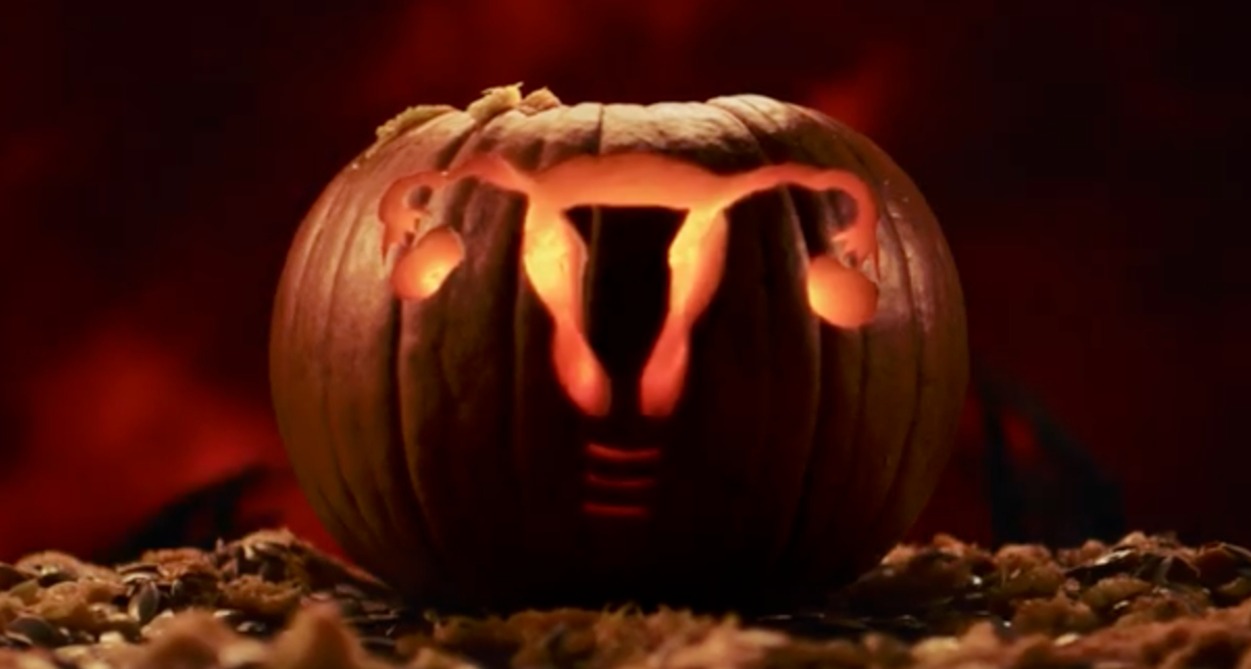 Una calabaza de Halloween con la forma del útero y los ovarios