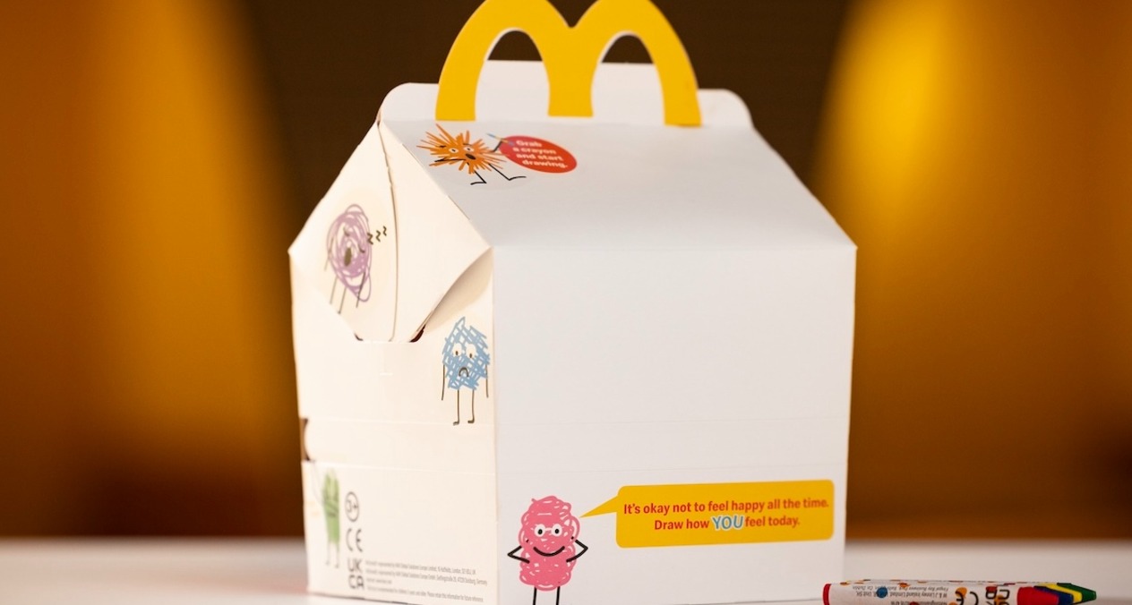 La caja blanca del Happy Meal con unas ceras para colorear