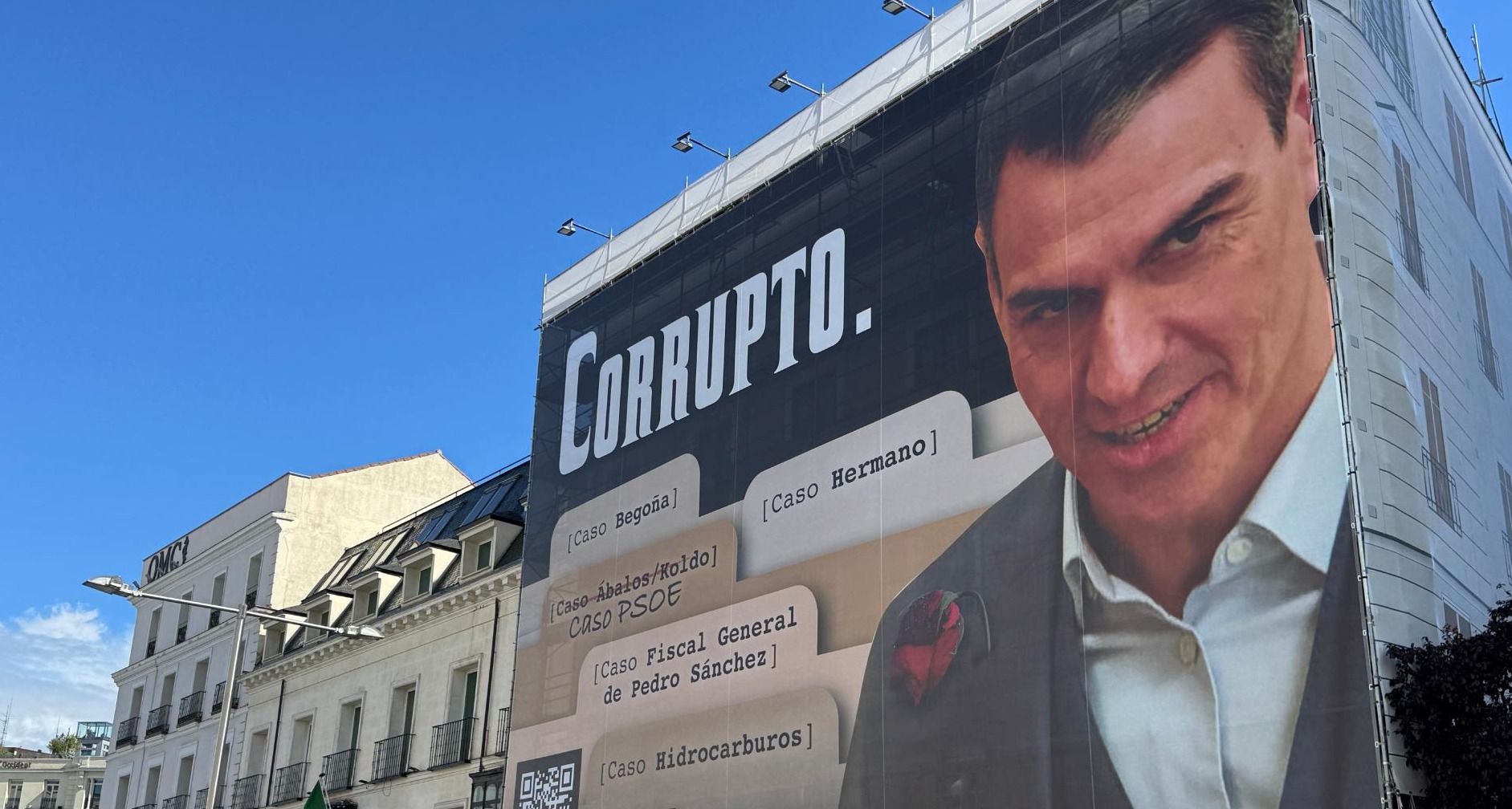 Hazte Oír instala una lona que llama "Corrupto" a Pedro Sánchez y los bomberos la retiran Lona de Hazte Oír que llama "corrupto" a Pedro Sánchez