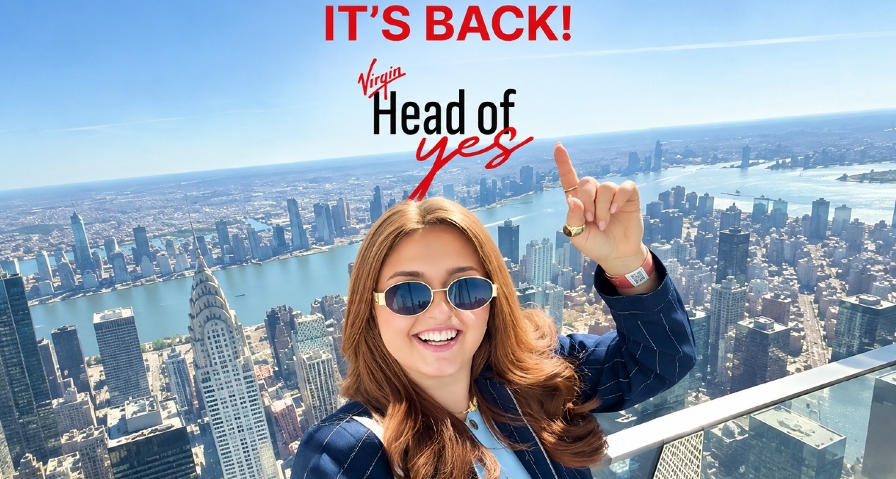 Una chica en una azotea de Nueva York junto a las letras Head of yes is back