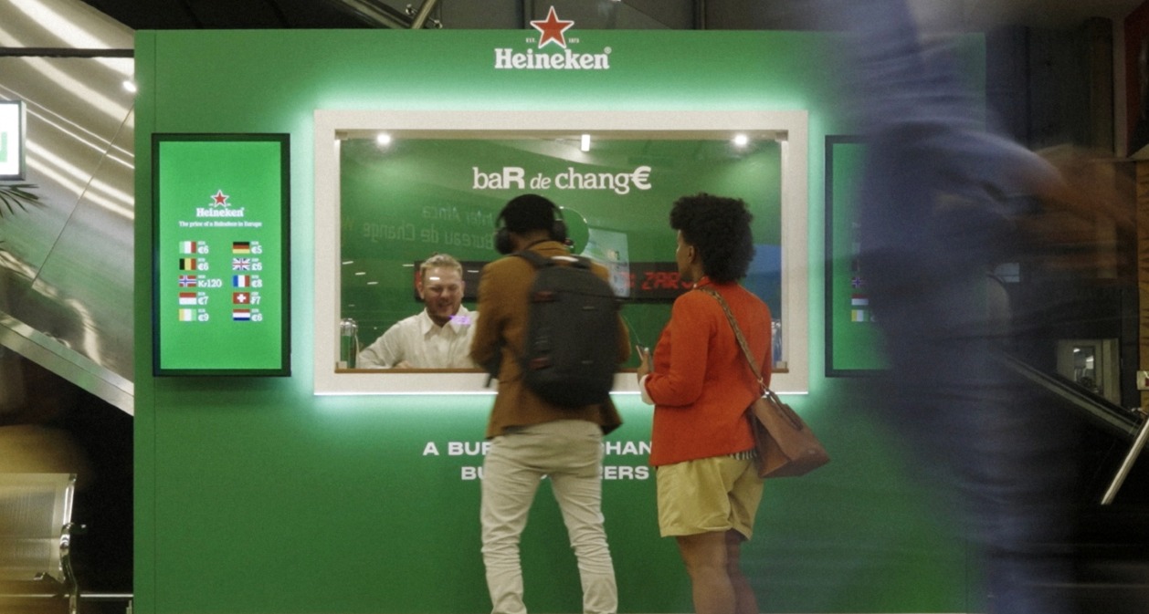 Dos personas cambiando en el mostrador de Heineken