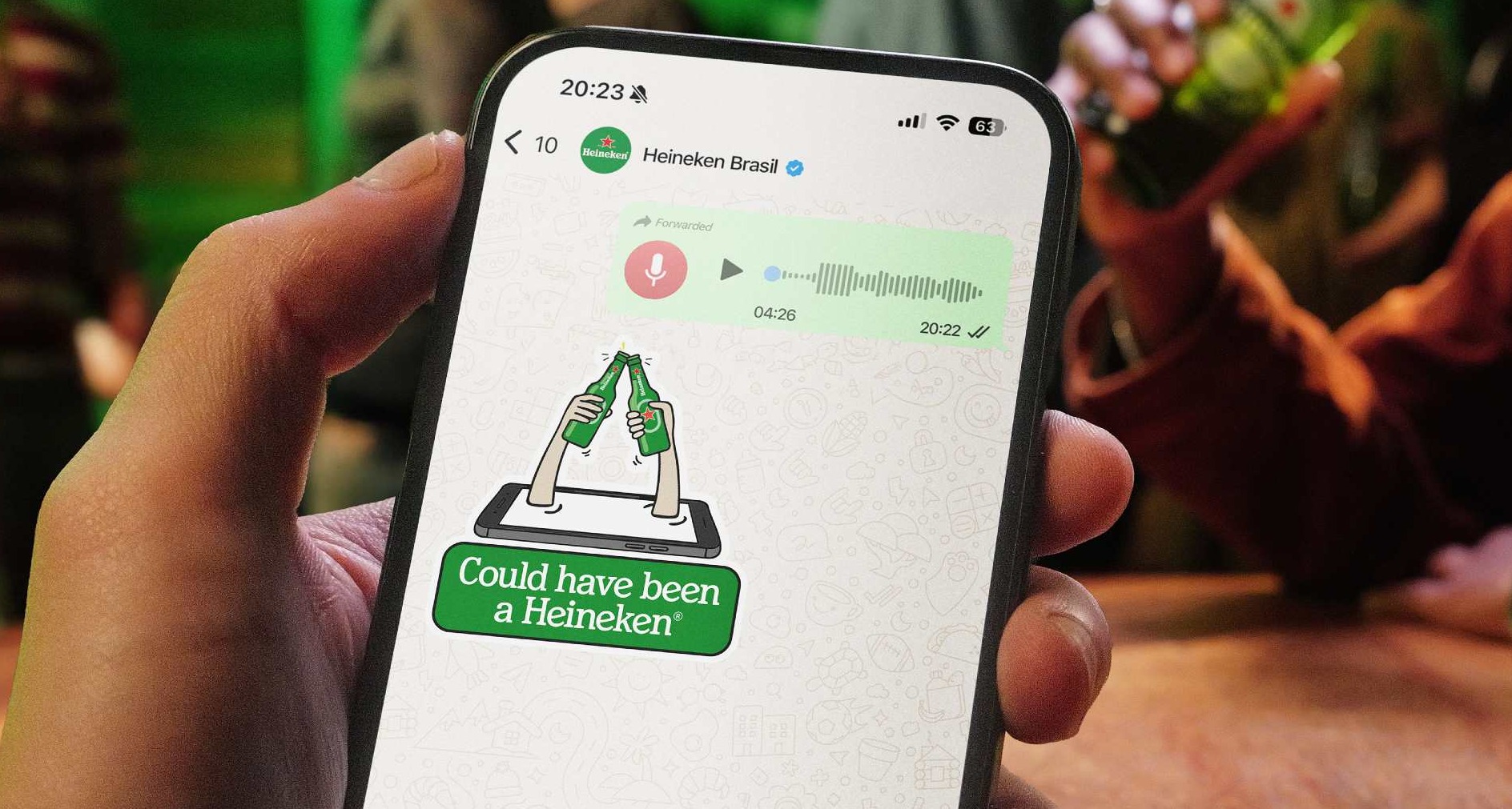 Canal de WhatsApp de Heineken Brasil en un móvil