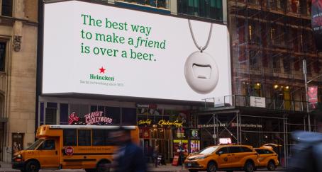 un cartel con la campaña de Heineken y el texto: La mejor manera de hacer un amigo es con una cerveza