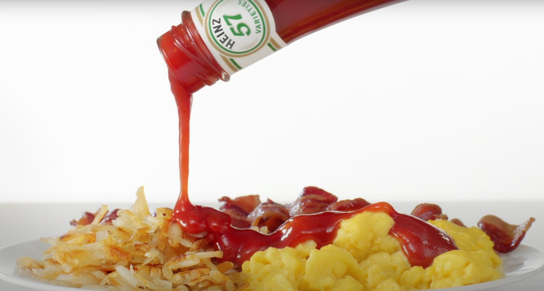 Kétchup Heinz derramandose sobre un plato de comida