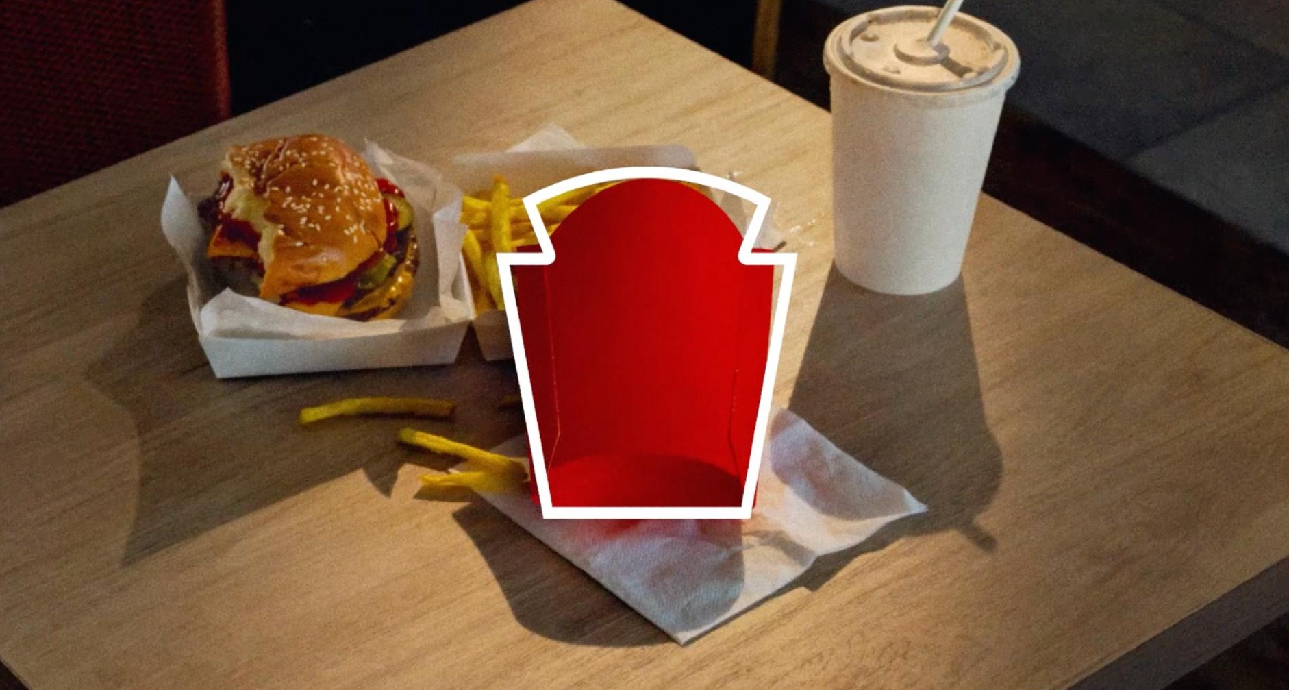 Silueta del logotipo de Heinz sobre caja de patatas fritas