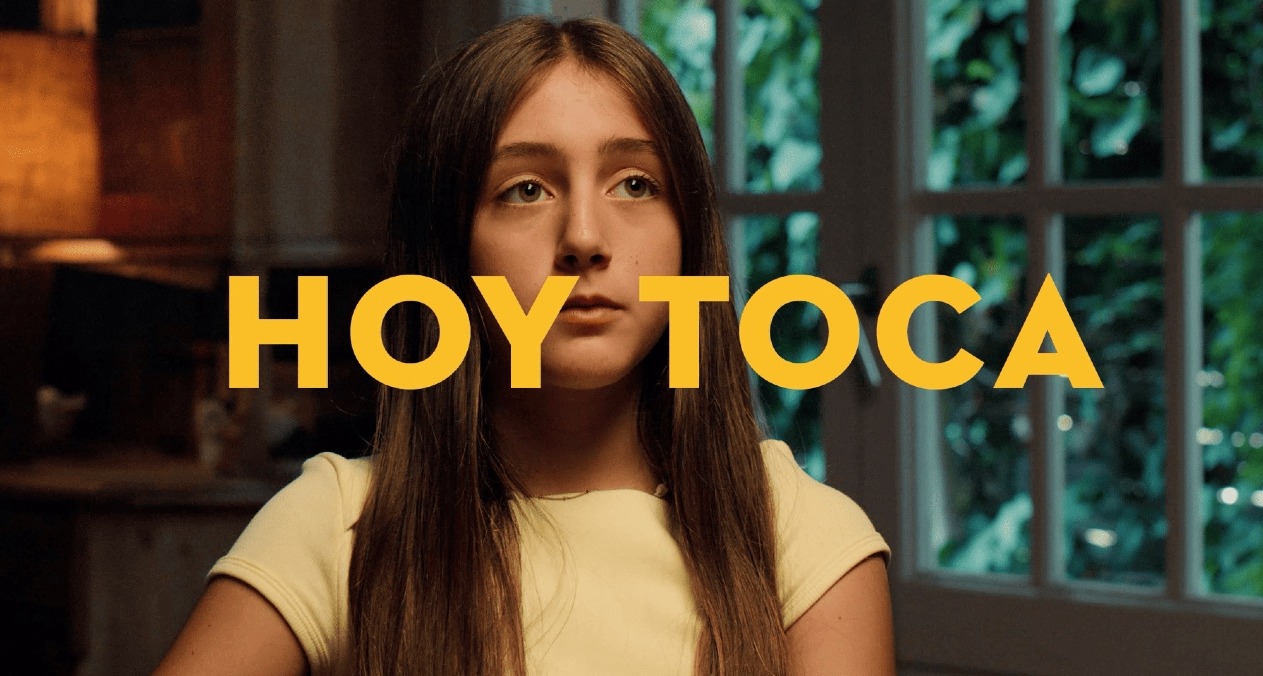 Una niña junto a la frase "Hoy toca"
