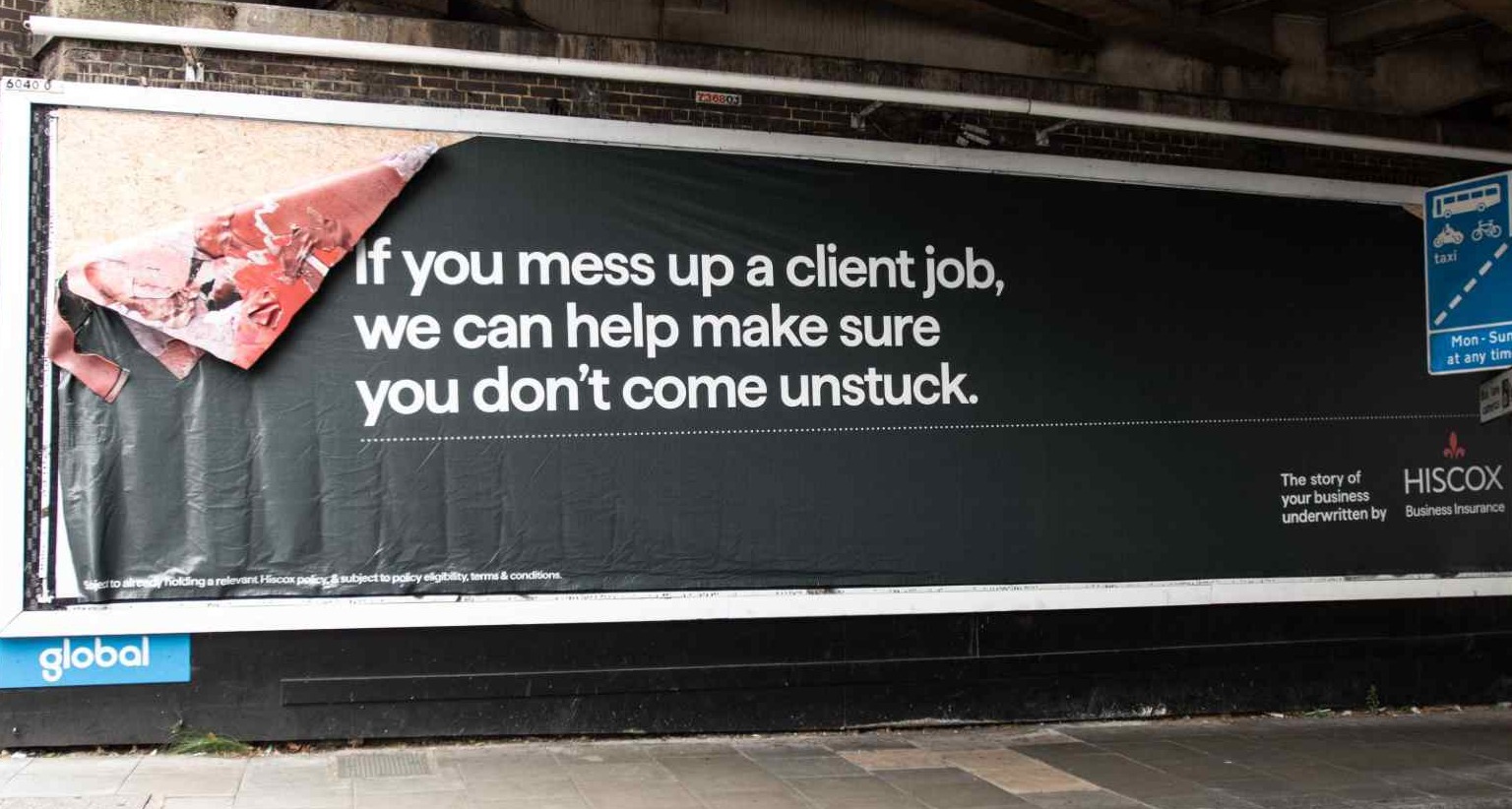 Vallas y mupis mal instalados como parte de una campaña “desastrosa” para promocionar una aseguradora Campaña Hiscox