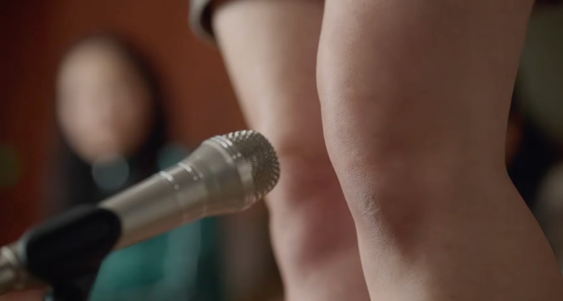 Rodilla con micrófono delante