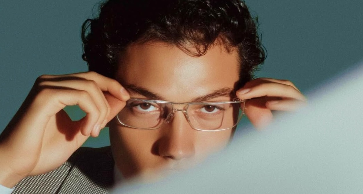 Un hombre que se sostiene las gafas de ver