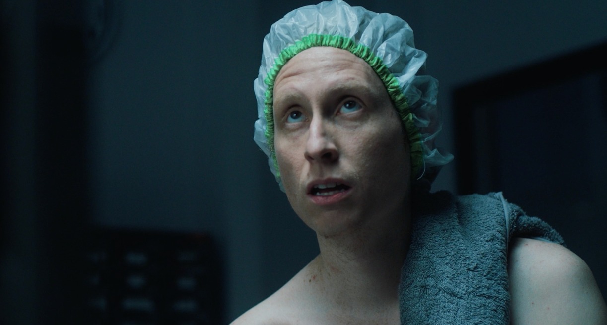 Un hombre con gorro de ducha