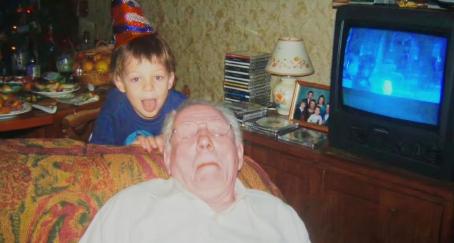 Un niño y un abuelo dormido