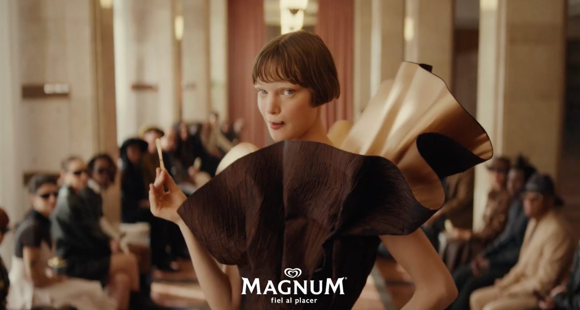 Modelo sobre la pasarela comiendo un helado Magnum