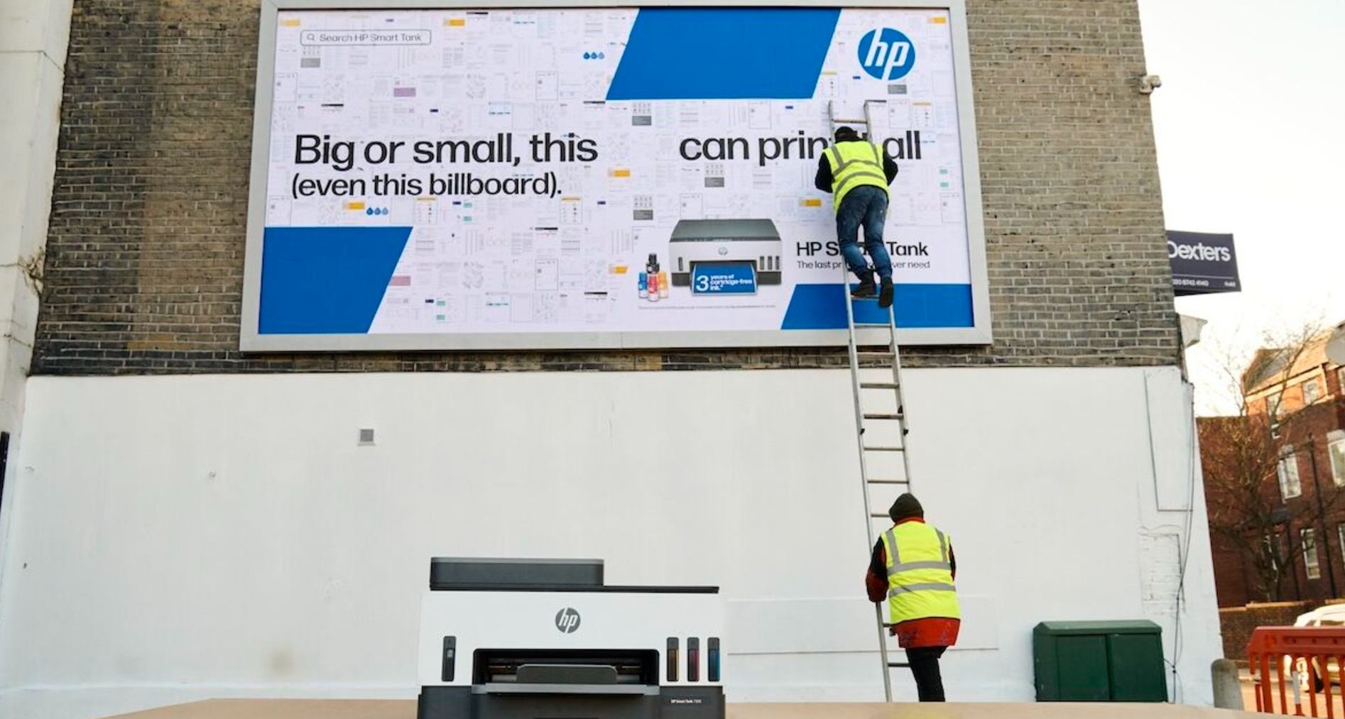 Valla publicitaria hecha con folios impresos