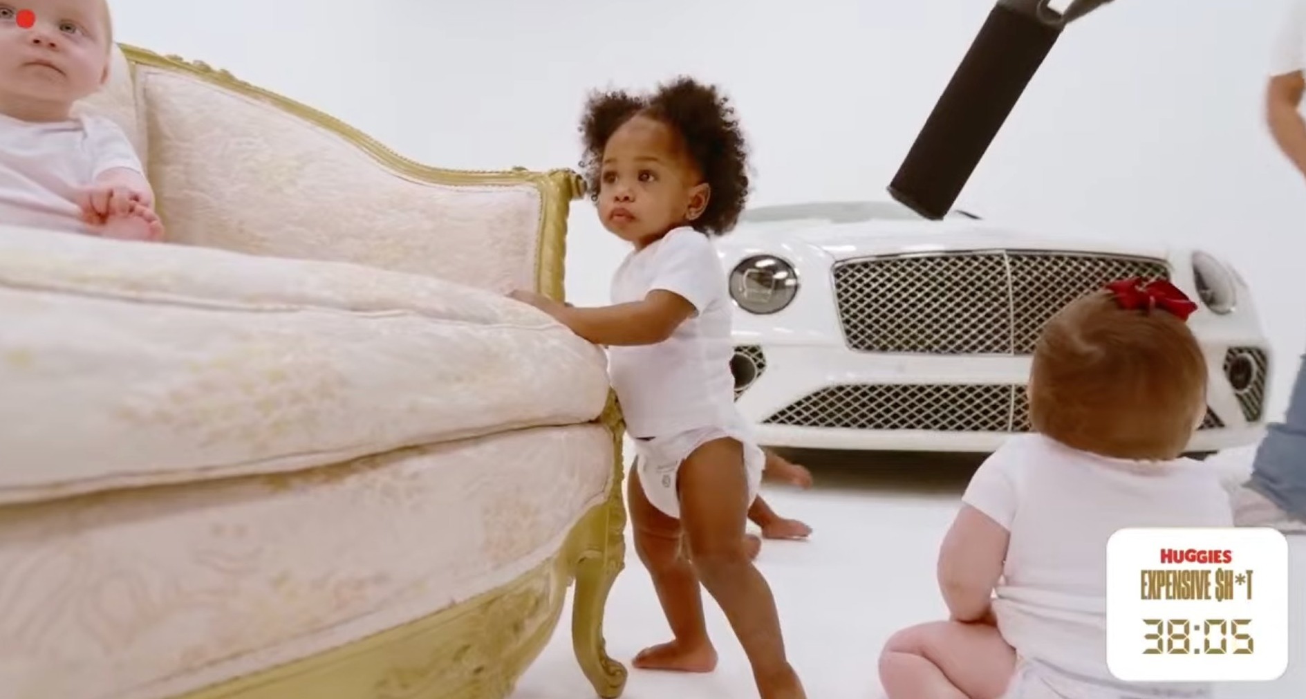 Bebés sentados en objetos caros