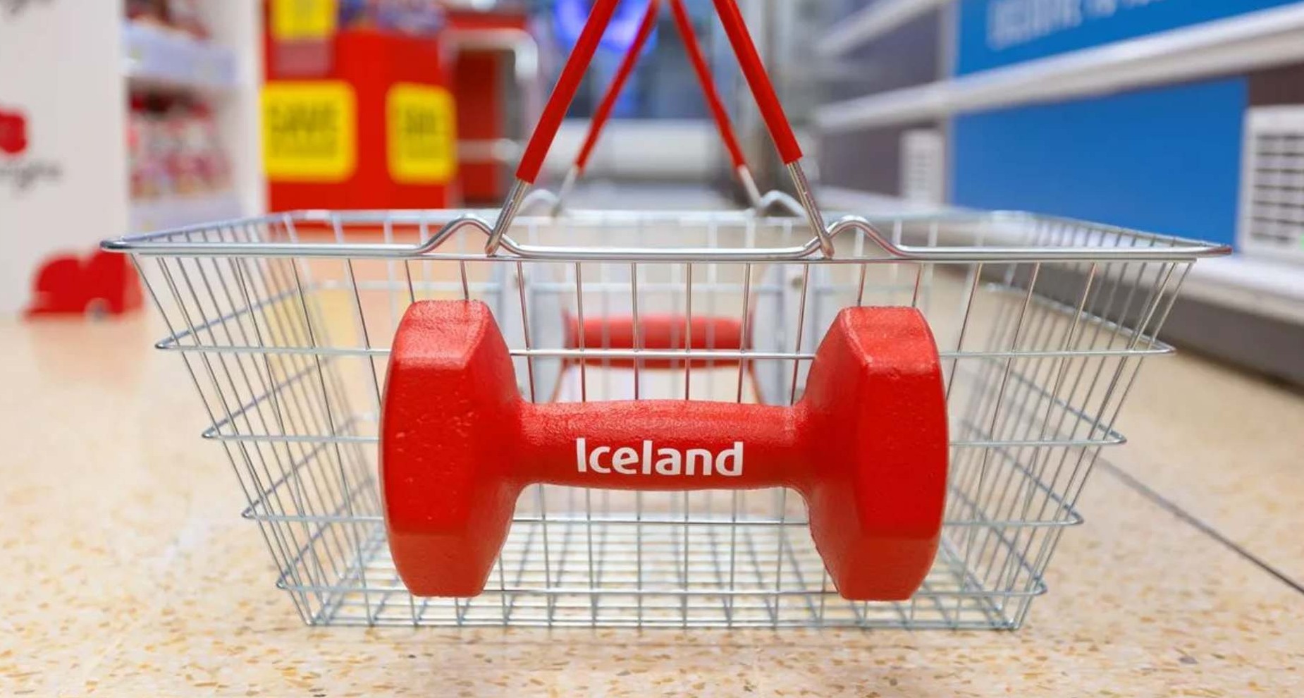 los supermercados Iceland quieren combinar la compra con el gimnasio Cesta con pesas de los supermercados Iceland