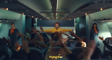 Una mujer baila en un avión