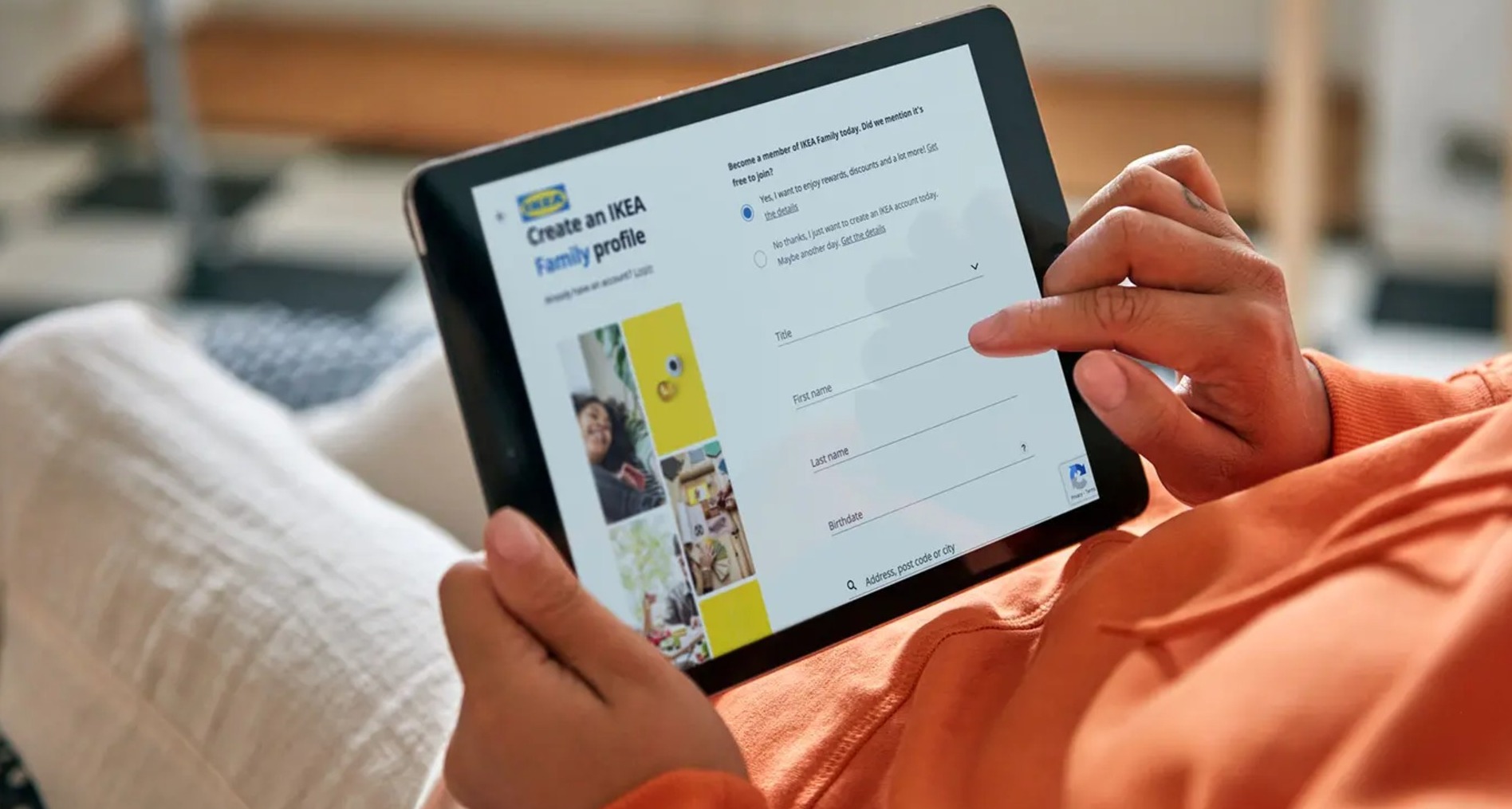 Una persona logueandose en la web de Ikea