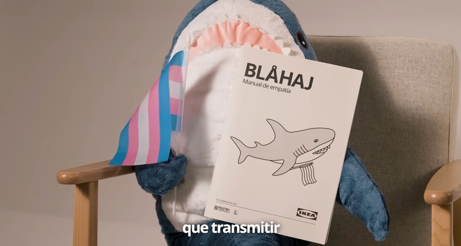 Tiburón de peluche de Ikea con una bandera trans