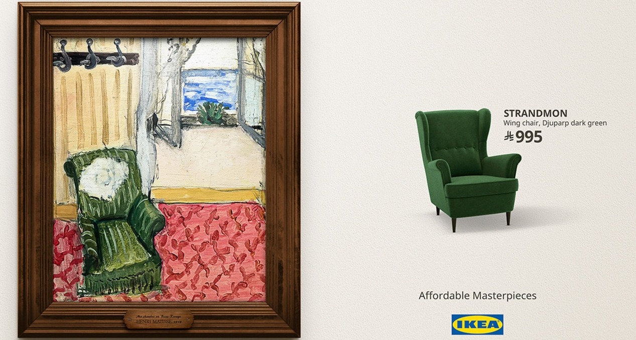 Un cuadro de una obra de arte en la que se ve un sillón verde y al lado un sillón similar del catálogo de Ikea