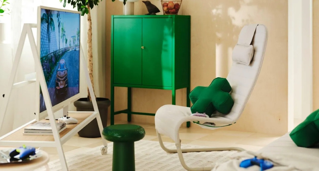 Varias piezas de la colección en un salón de colores blanco y verde