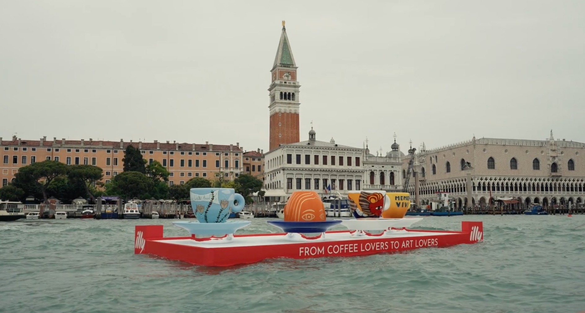 Tazas de Illy flotan en Venecia