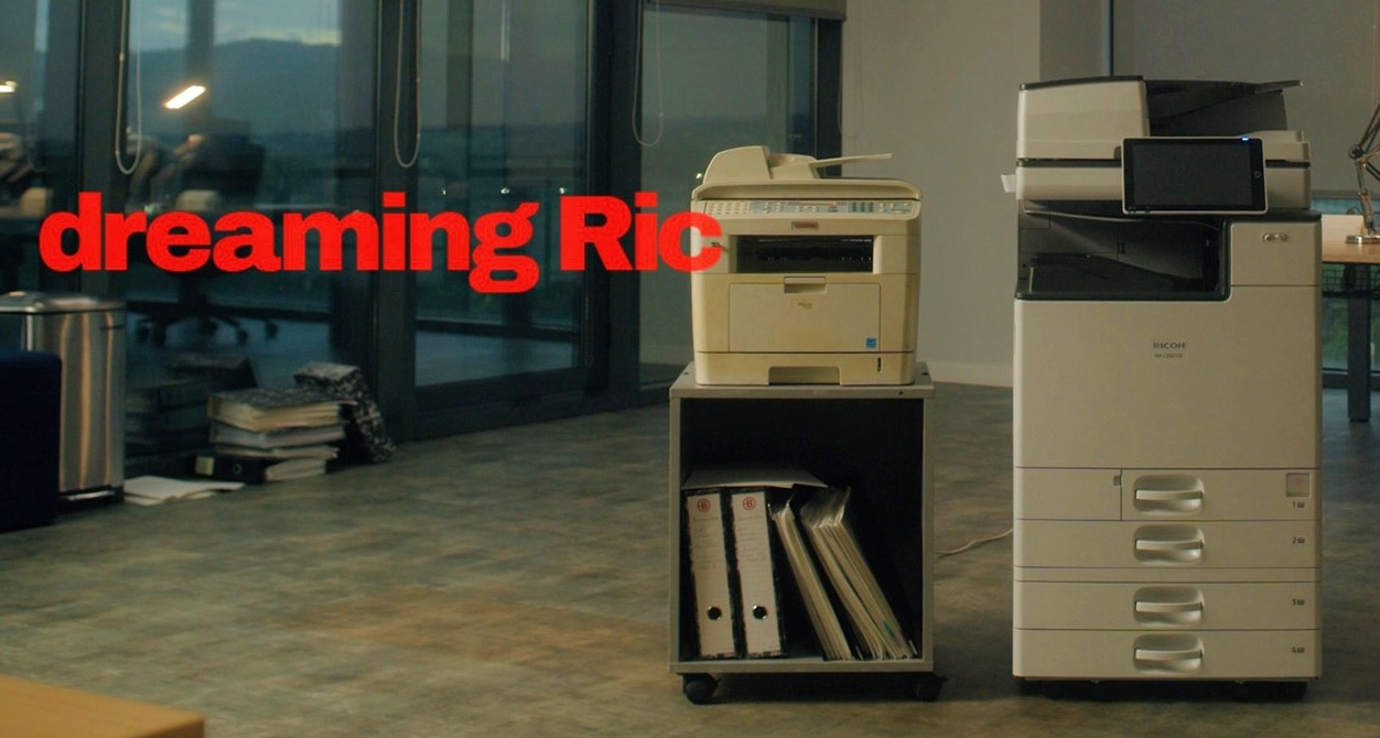 Las dos impresoras de la campaña una al lado de otra en una sala de oficina