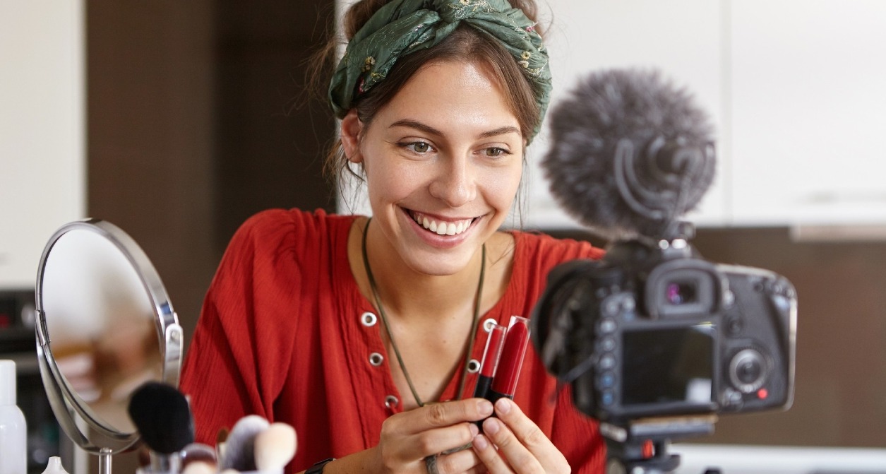 Una chica grabando un tutorial de belleza con su cámara