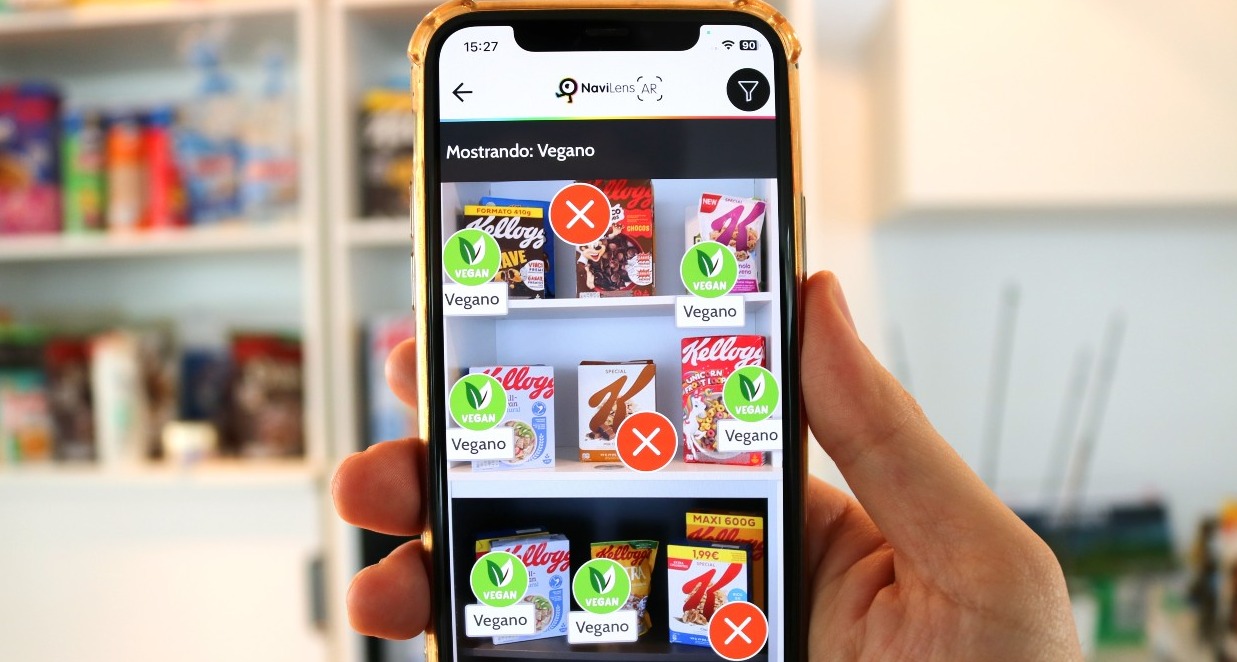 smartphone con información de los envases de kellogg's