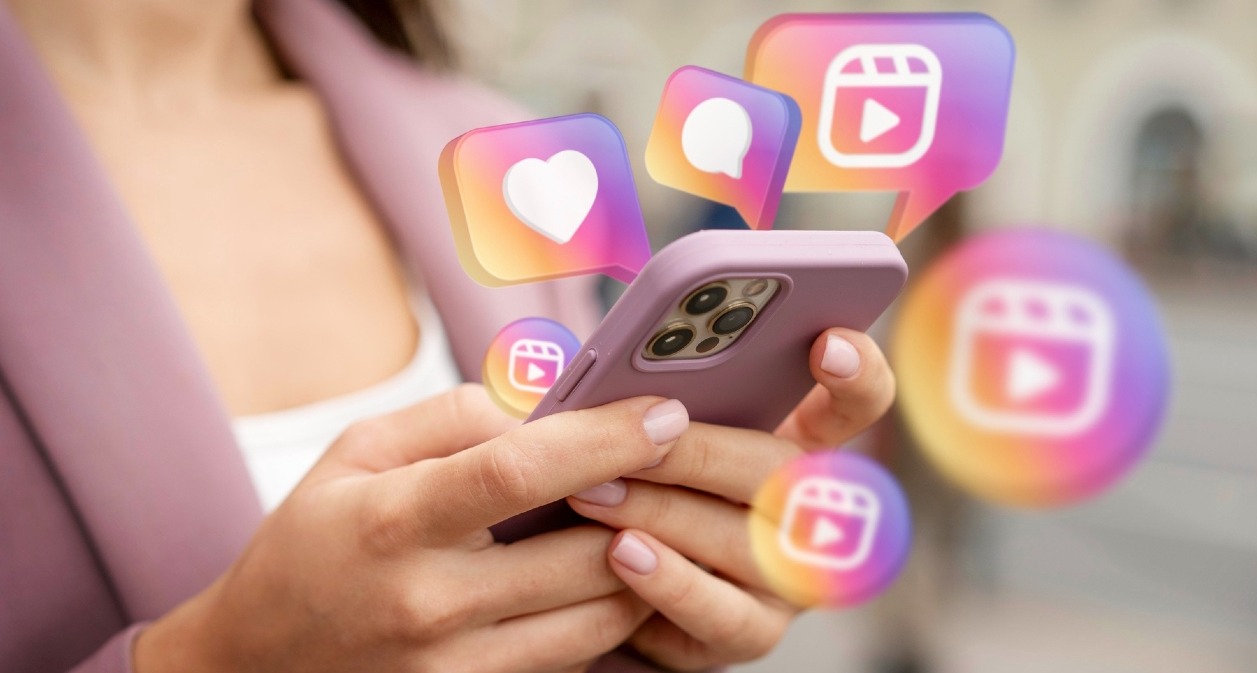 Una mujer con el móvil y varios iconos de Instagram alrededor