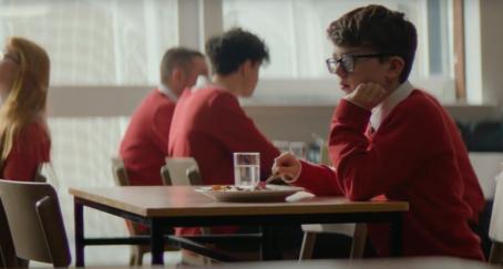 La soledad de un chico nuevo en el colegio, argumento de la campaña de una nueva herramienta de protección digital de Vodafone vodafone_secure_net_grey