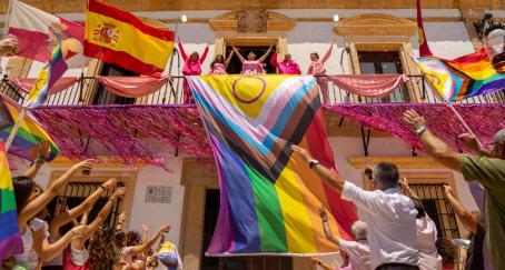 Miembros del colectivo LGBT+ con la bandera
