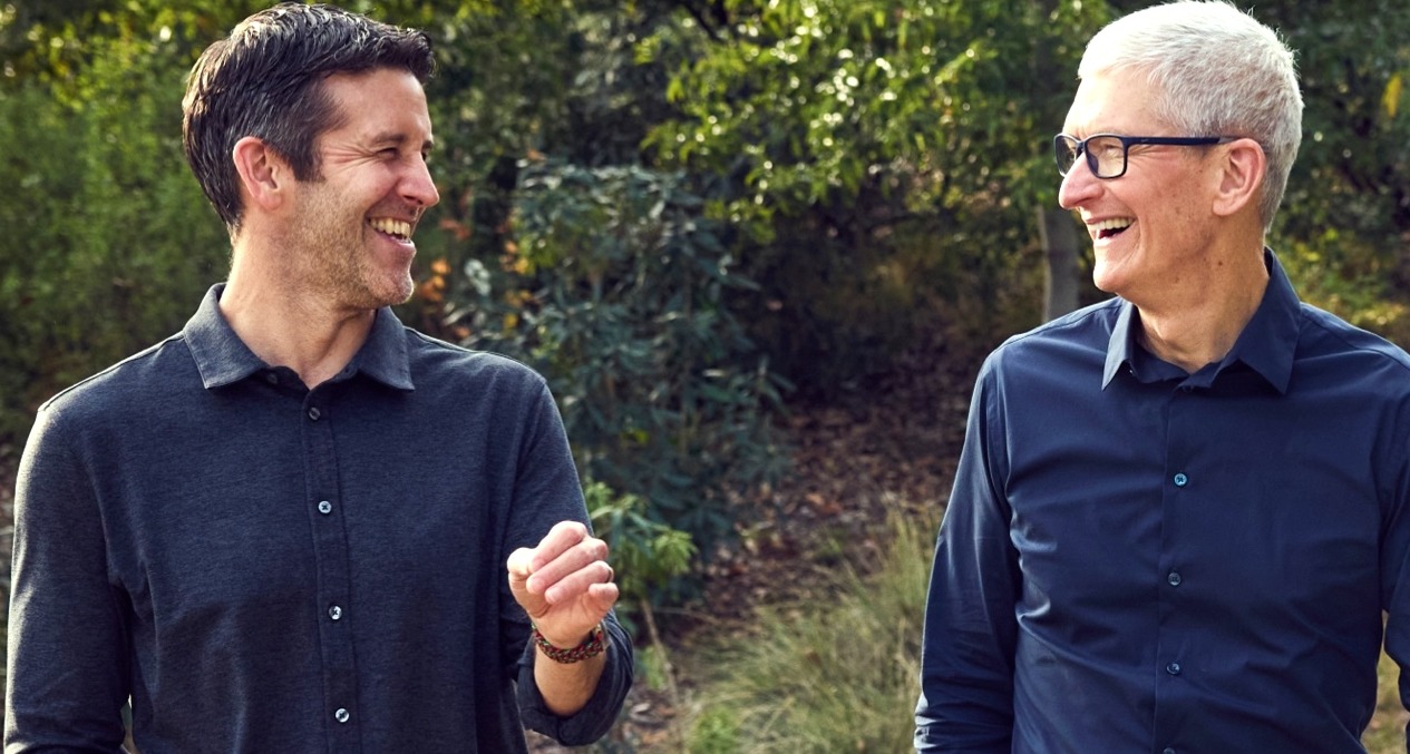 John Ternus y Tim Cook