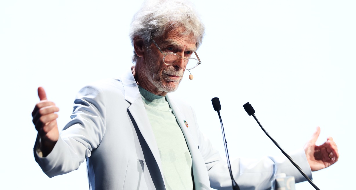 John Hegarty habla en Cannes sobre enseñar a bailar a los gigantes y revivir la pasión de los fundadores John Hegarty en el escenario de Cannes Lions