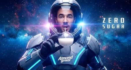 Kevin Jonas en un anuncio de Almond Breeze