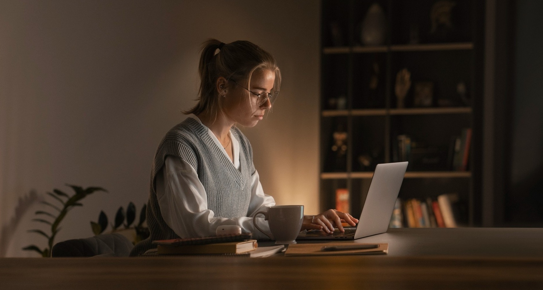 La jornada de trabajo infinita, la gran barrera del progreso laboral, según Microsoft Mujer trabajando en su casa