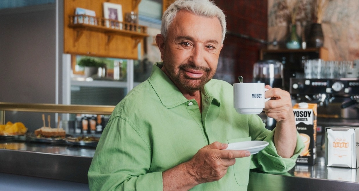 José Manuel Parada bebiendo un café
