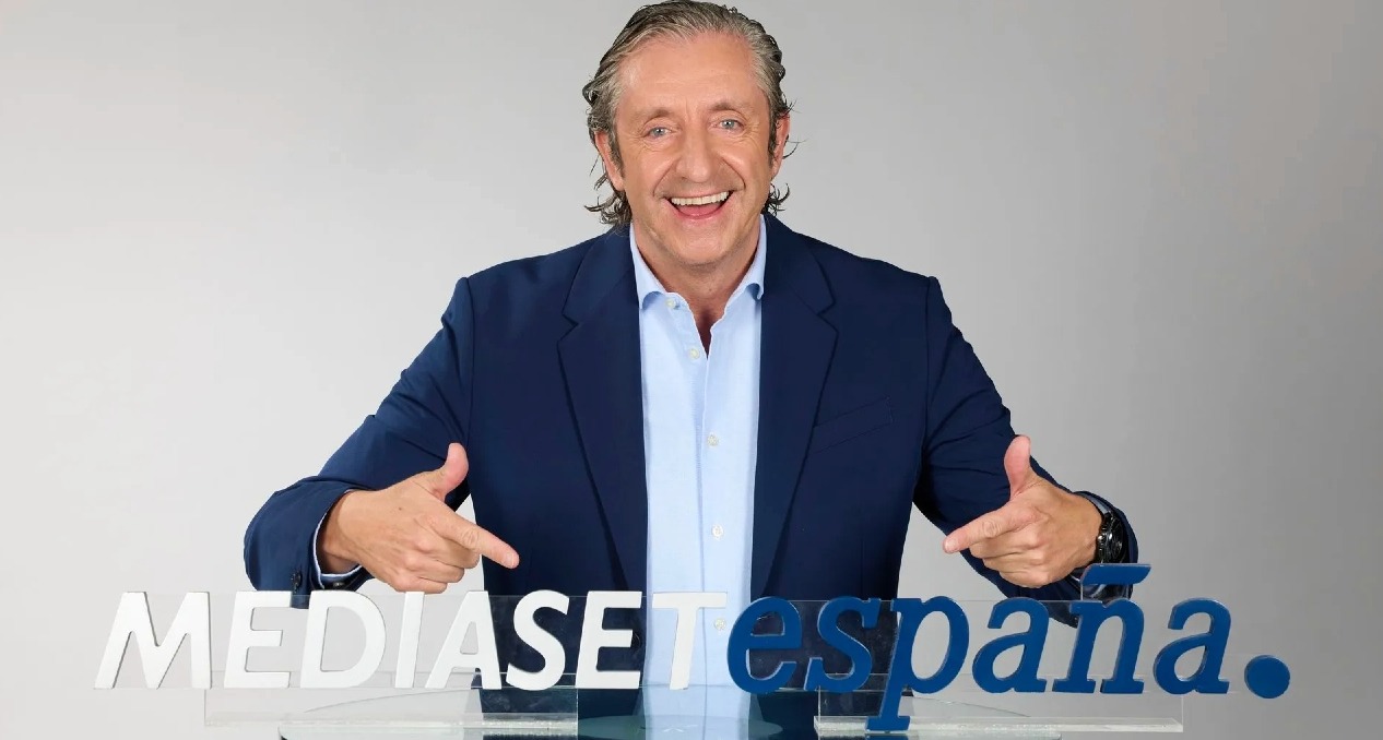 Posado de Pedrerol junto al logo de Mediaset