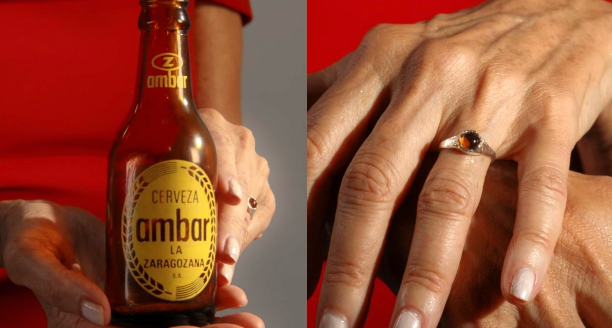 Un detalle del anillo hecho con el vidrio de la cerveza Ambar