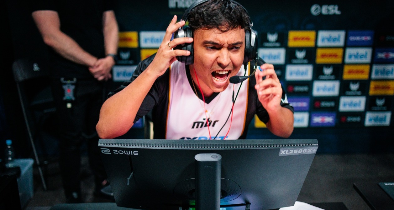 Un jugador de eSports emocionado ante la pantalla