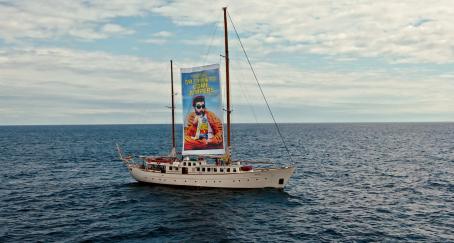 Jumpers hace su publicidad en aguas internacionales para evitar conflictos con Cheetos Lona publicitaria de Jumpers protagonizada por Sr. Cheeto