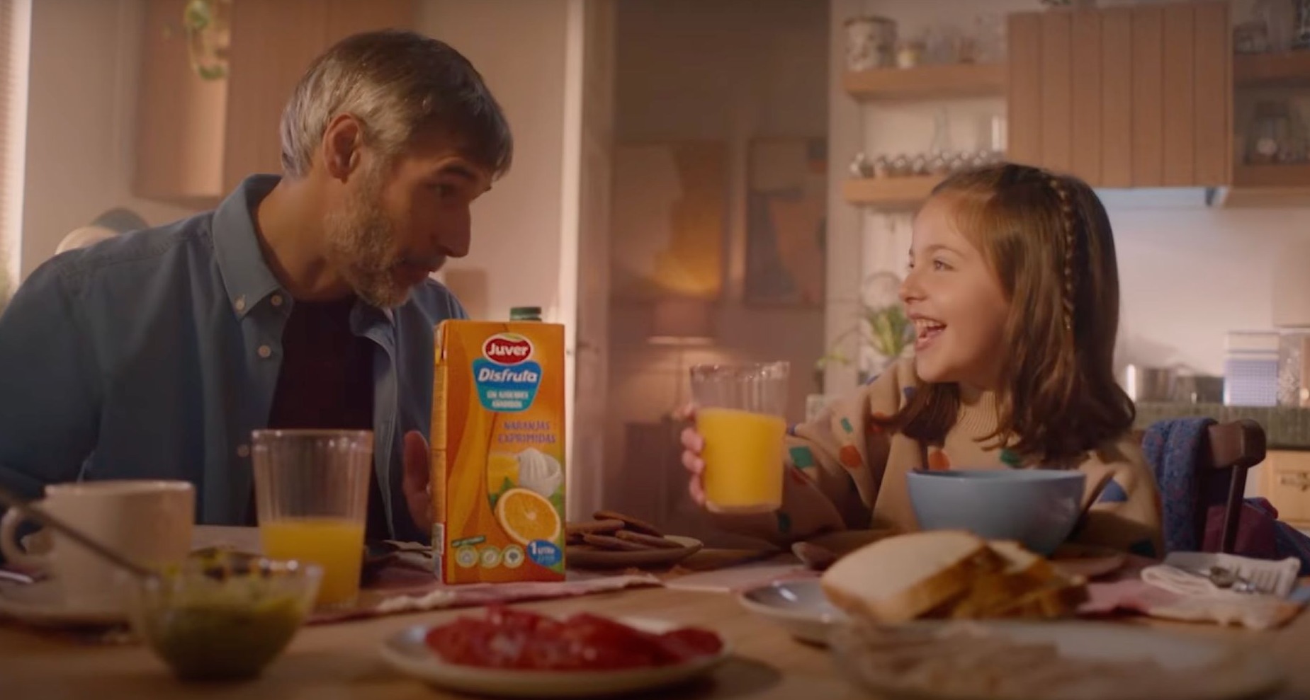 Juver celebra más de 50 años de historia con un nuevo posicionamiento y regresando a televisión Un padre y su hija desayunando en un anuncio de Juver